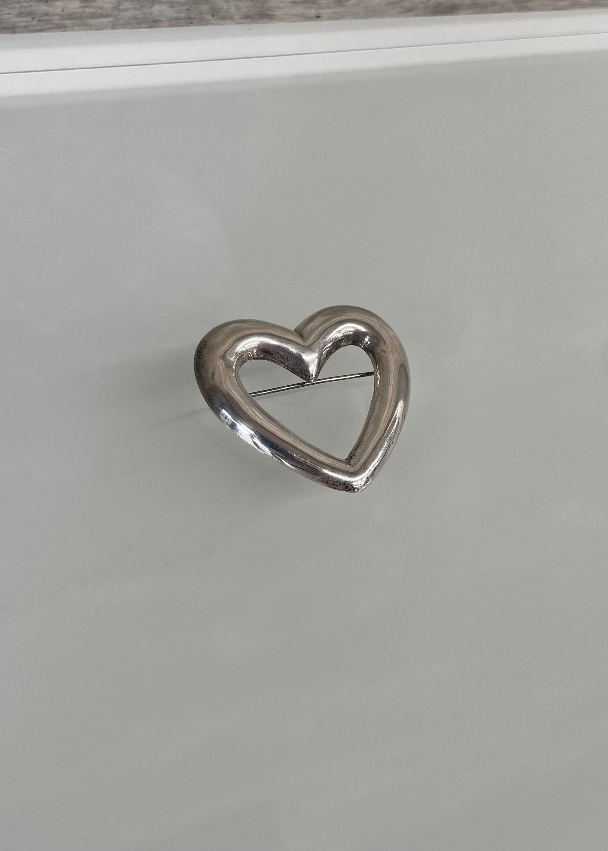 VINTAGE PIN BADGE HEART MEDIUM