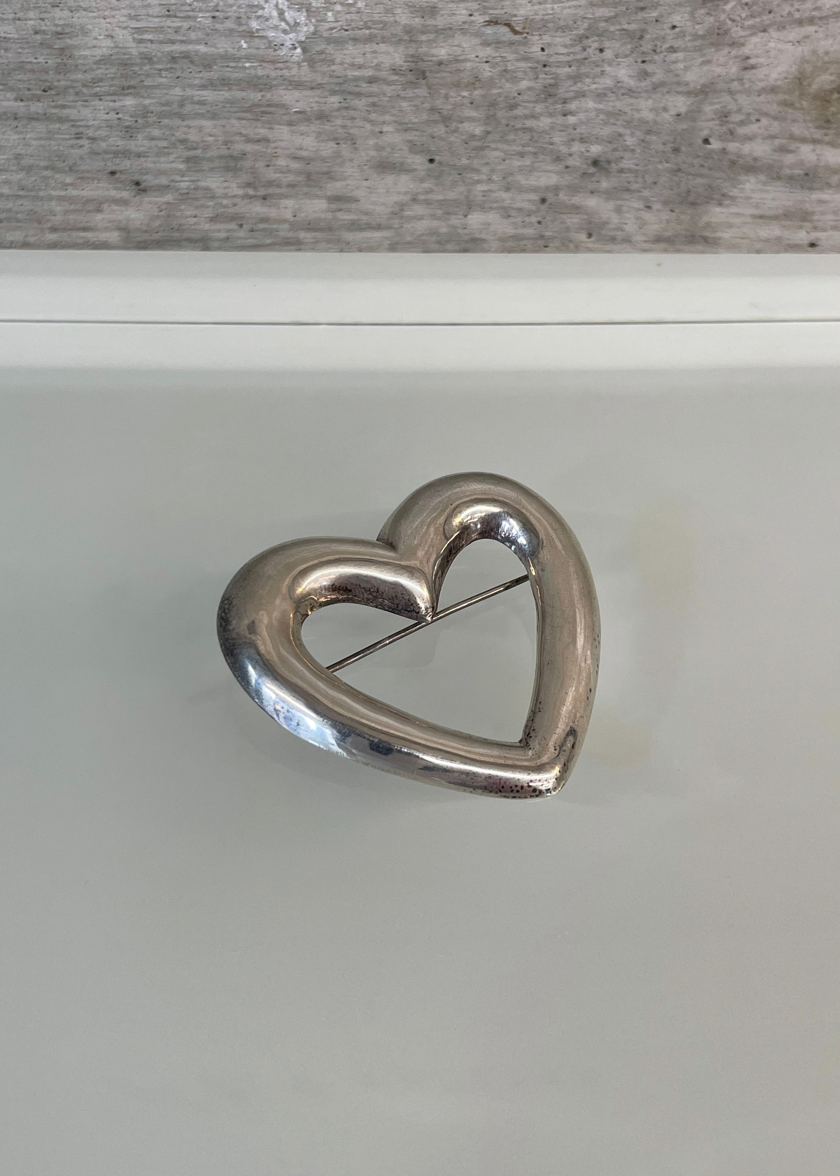 VINTAGE PIN BADGE HEART MEDIUM