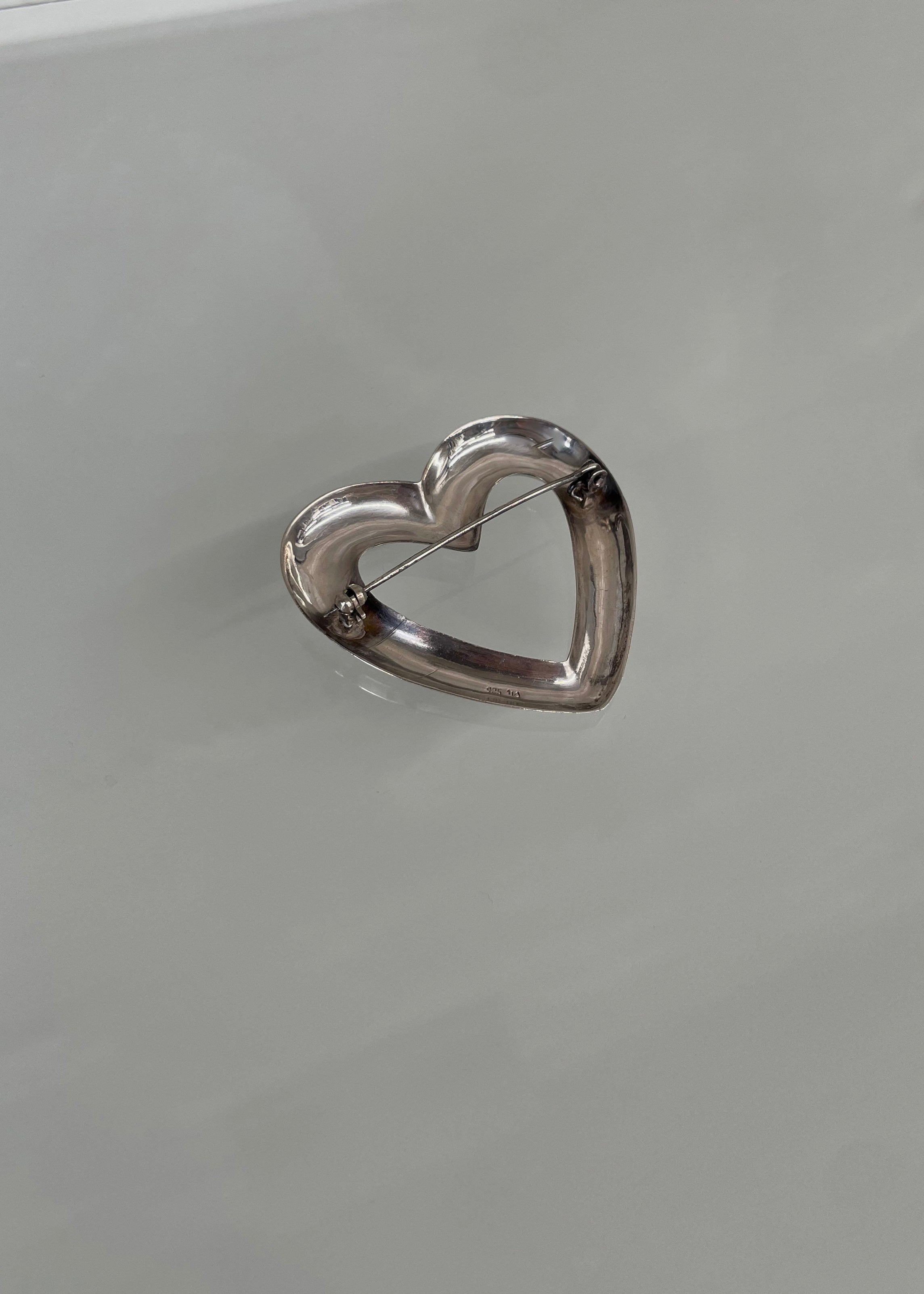 VINTAGE PIN BADGE HEART MEDIUM