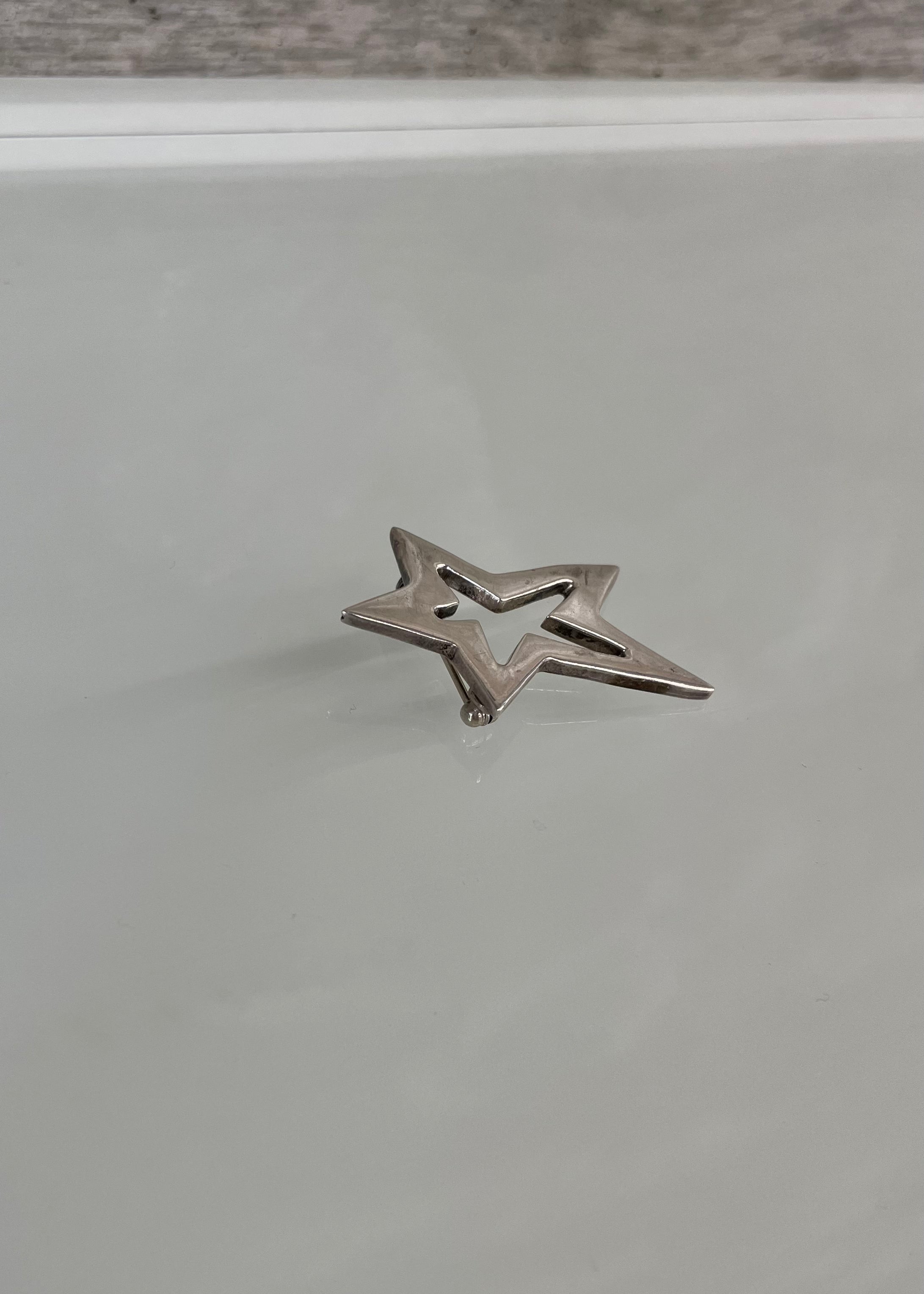 VINTAGE PIN BADGE STAR