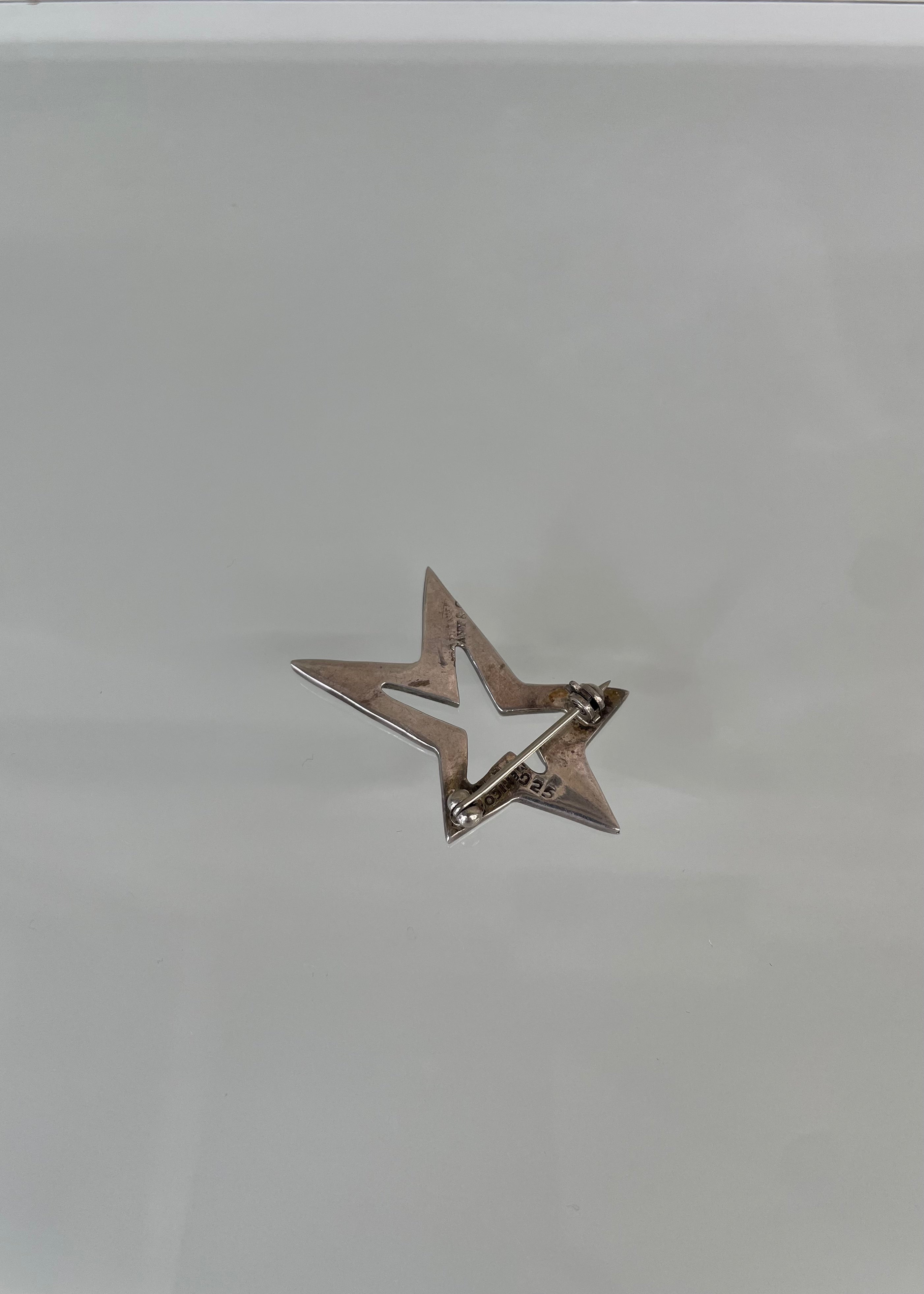 VINTAGE PIN BADGE STAR