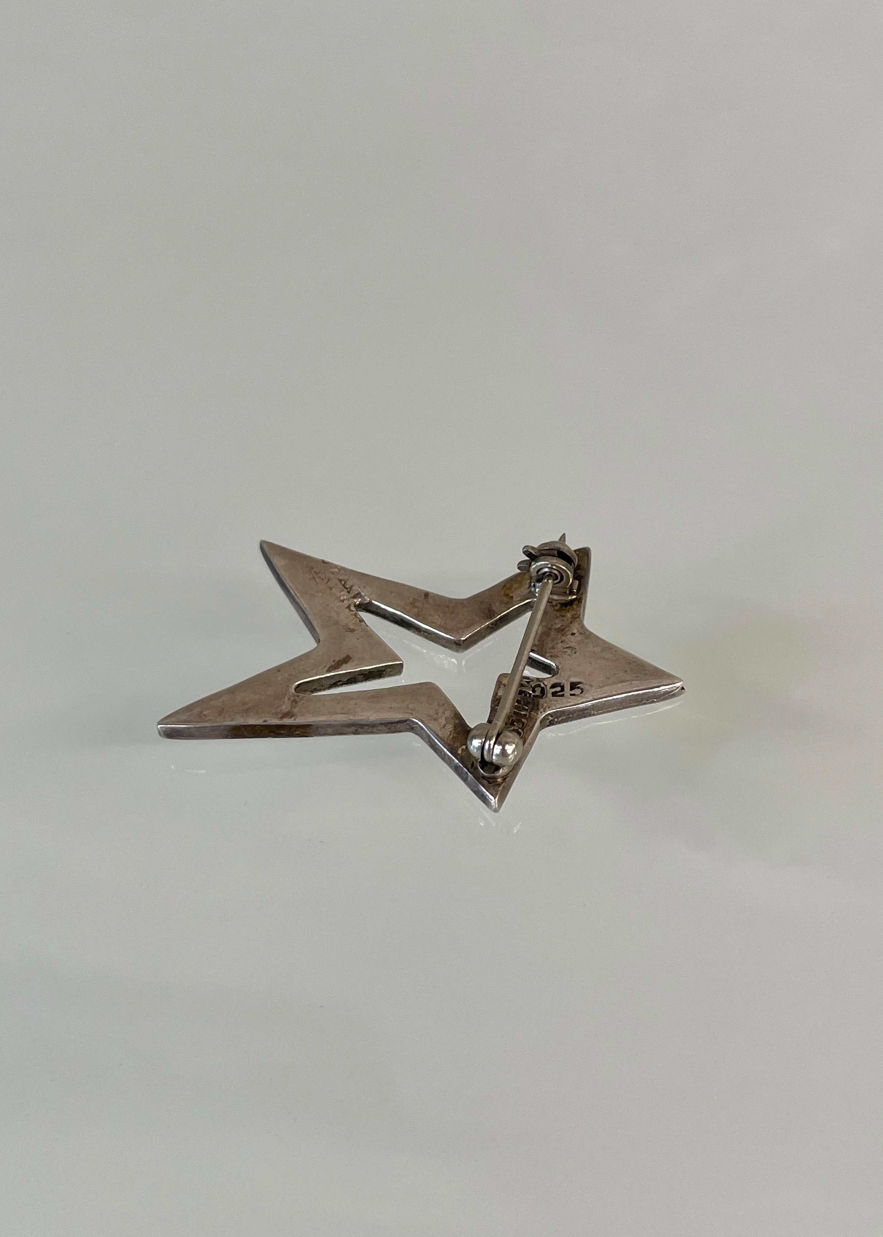 VINTAGE PIN BADGE STAR